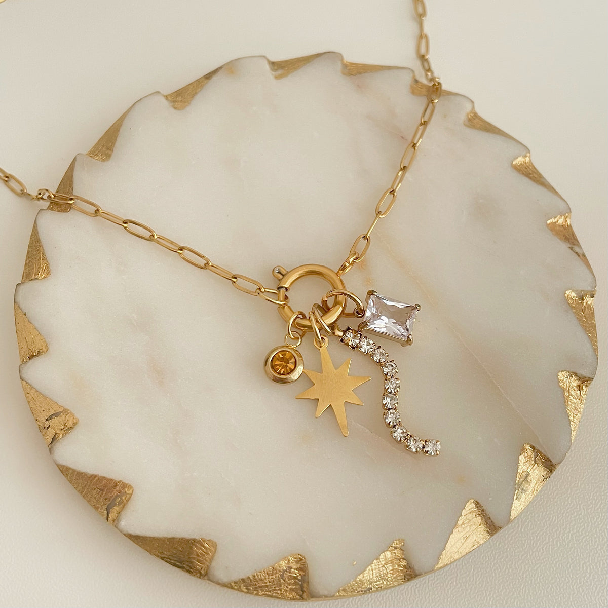 Pulsera con cierre reluciente en oro