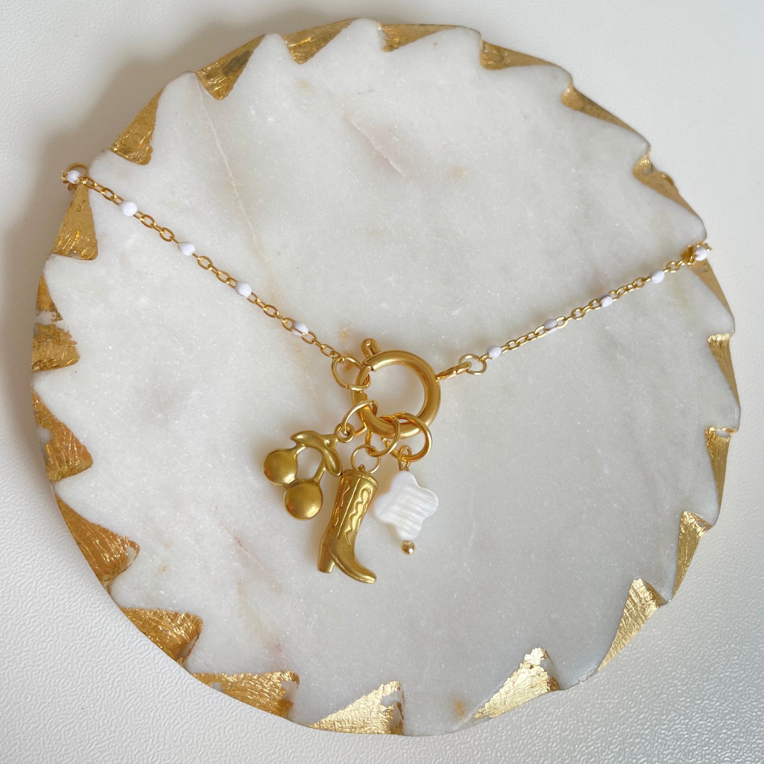 Armband mit glänzendem Verschluss in Gold