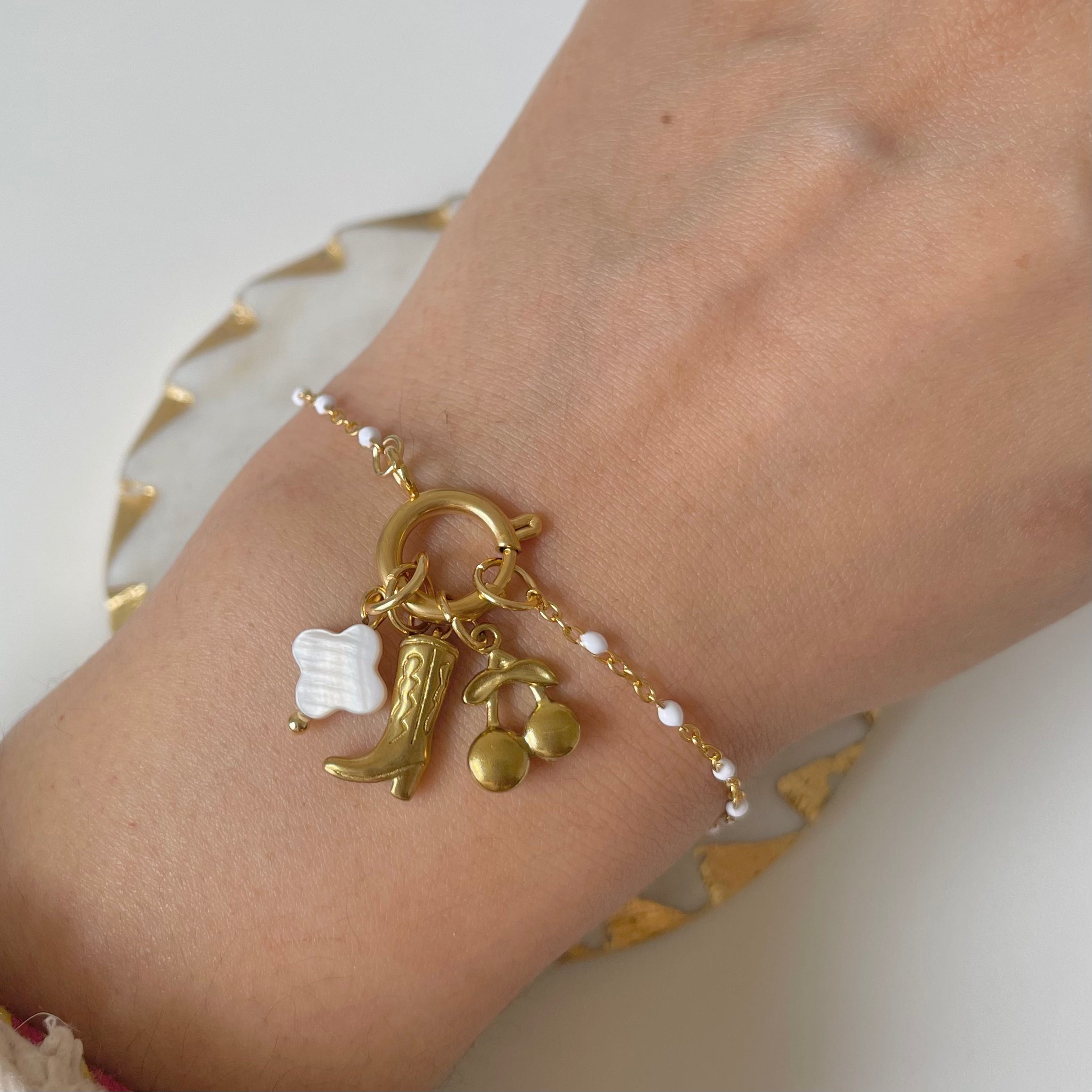 Armband mit glänzendem Verschluss in Gold