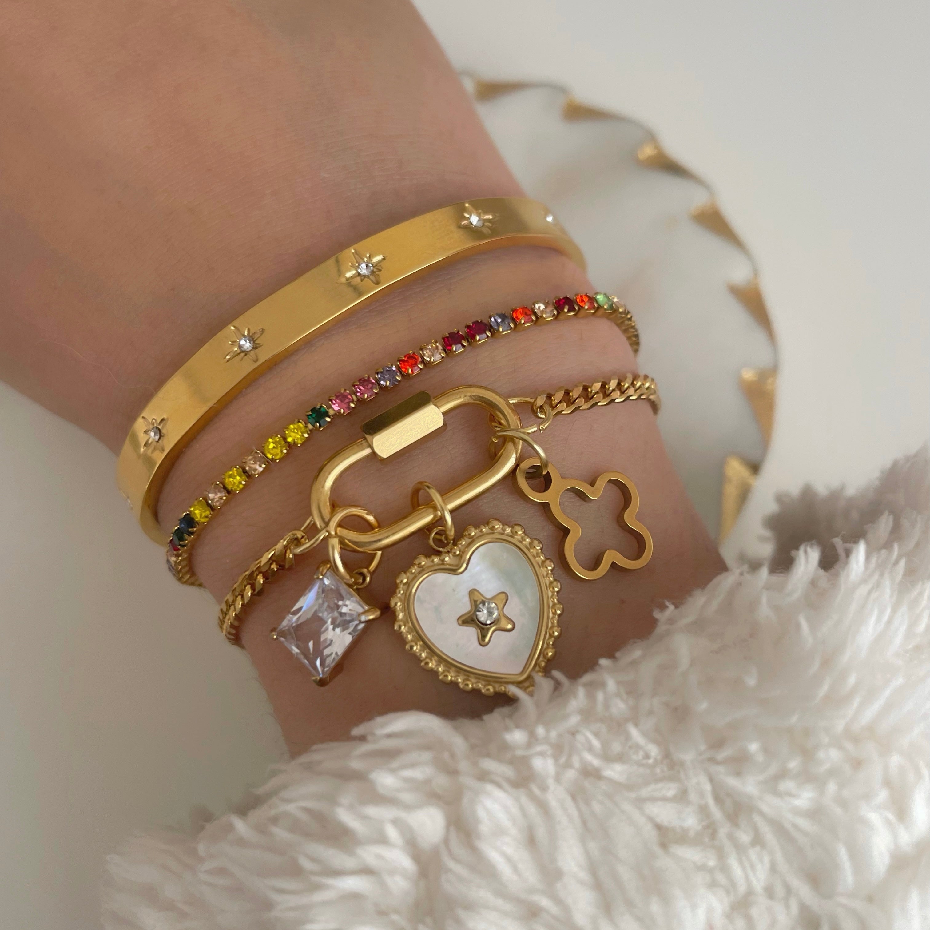 Oval Charm Bracelet Gold
