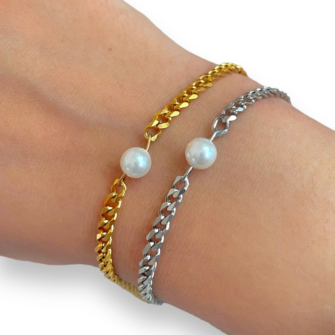 Pearl Bracelets with pearl in centre