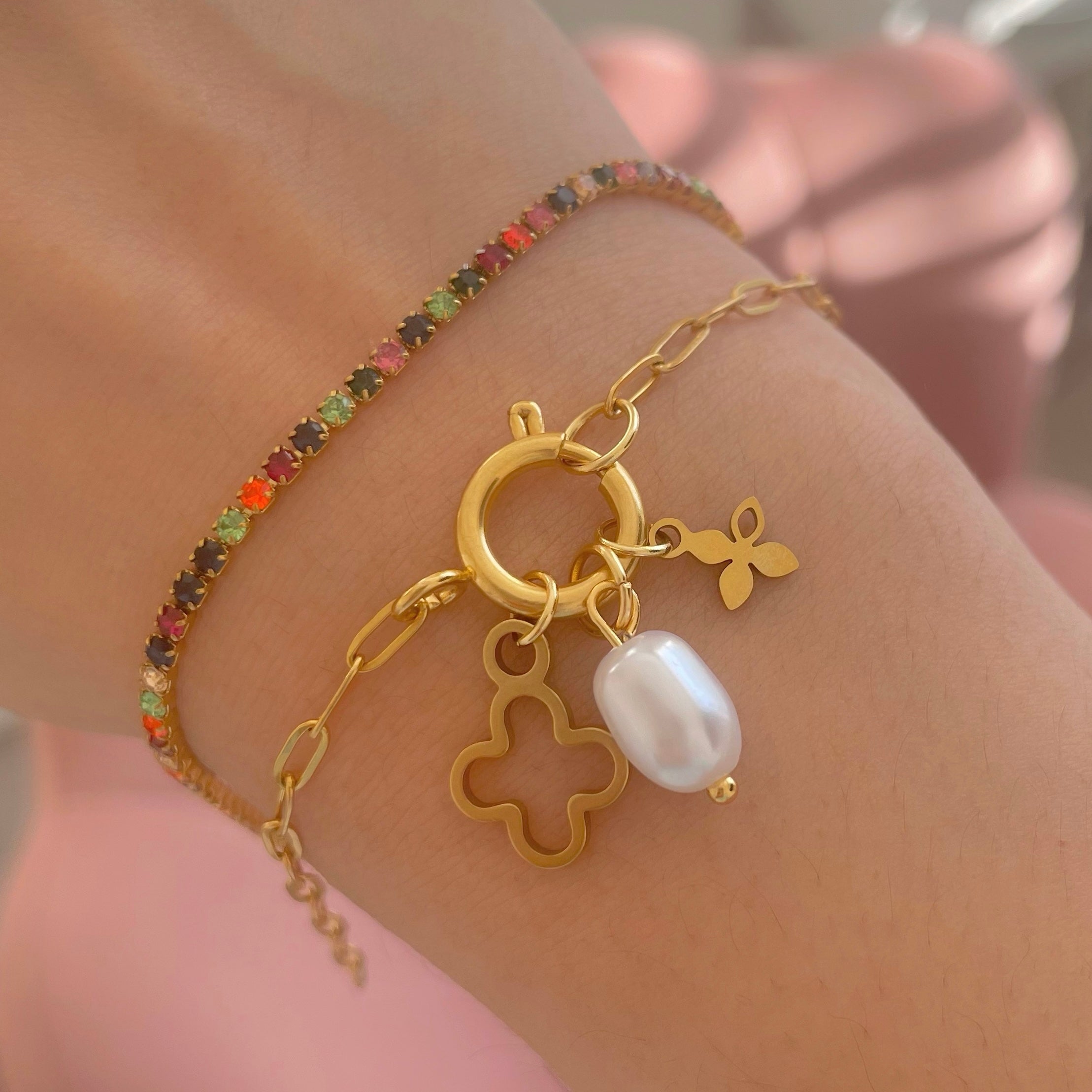 Armband mit glänzendem Verschluss in Gold